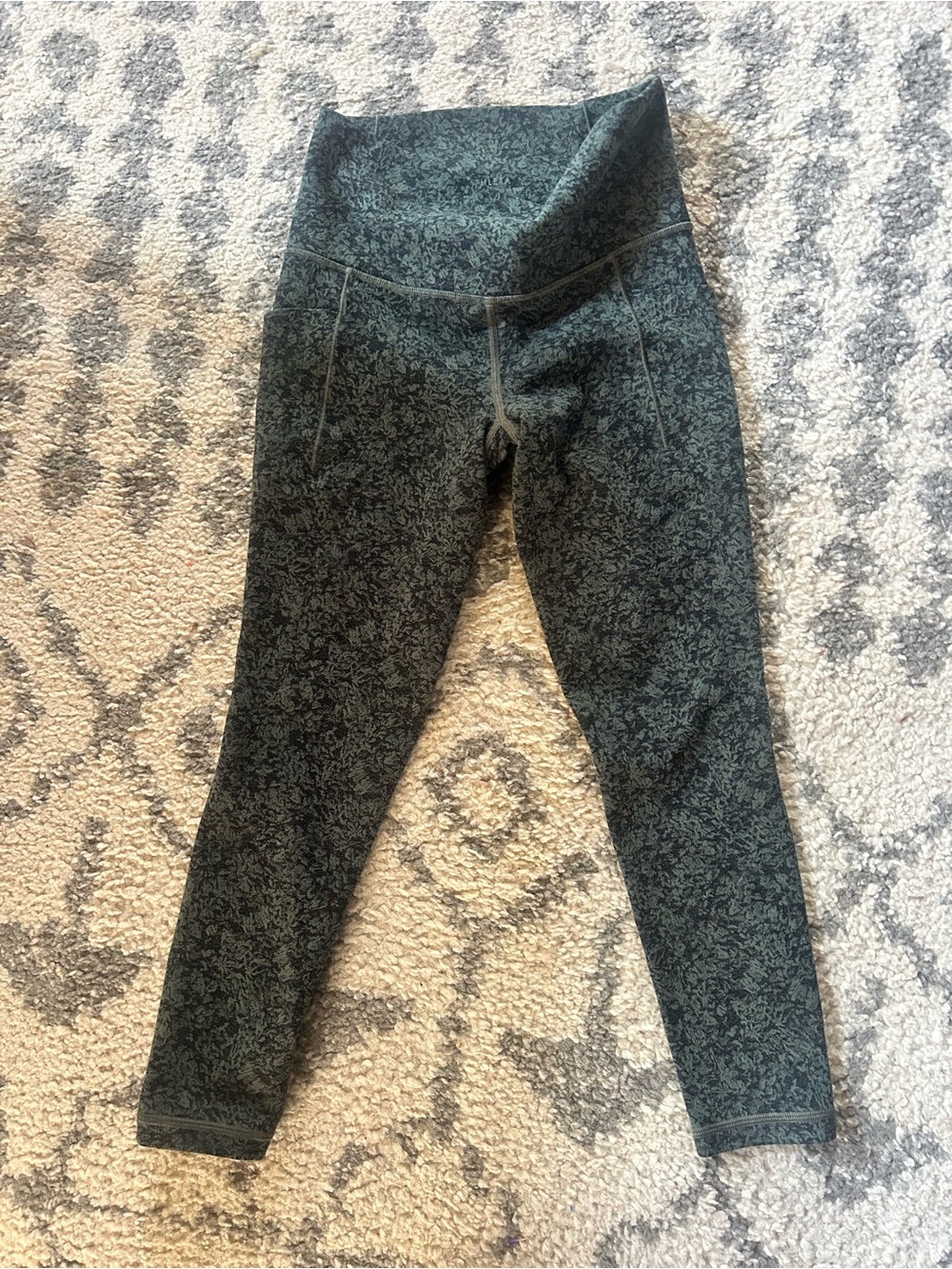 Athleta Salutation Stash Pocket 7/8 tight